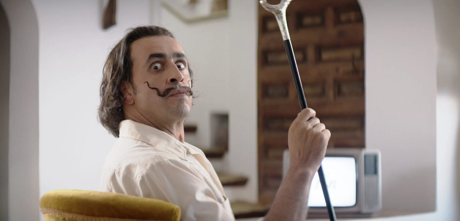Jonathan Cohen come Dalì nel film Daaaaaali! (2023)