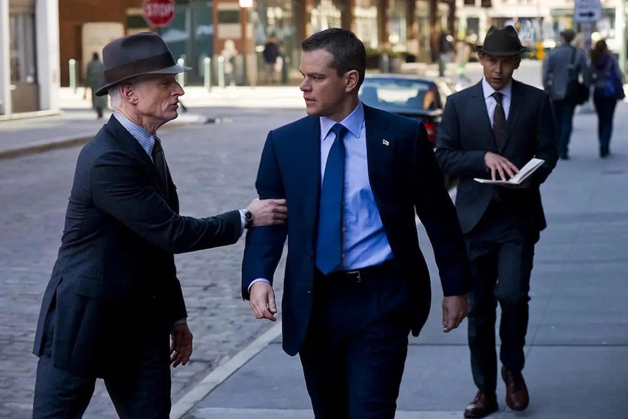 Matt Damon e John Slattery in I guardiani del destino