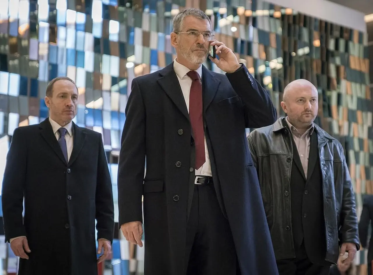 Pierce Brosnan, Michael McElhatton e David Pearse in The Foreigner