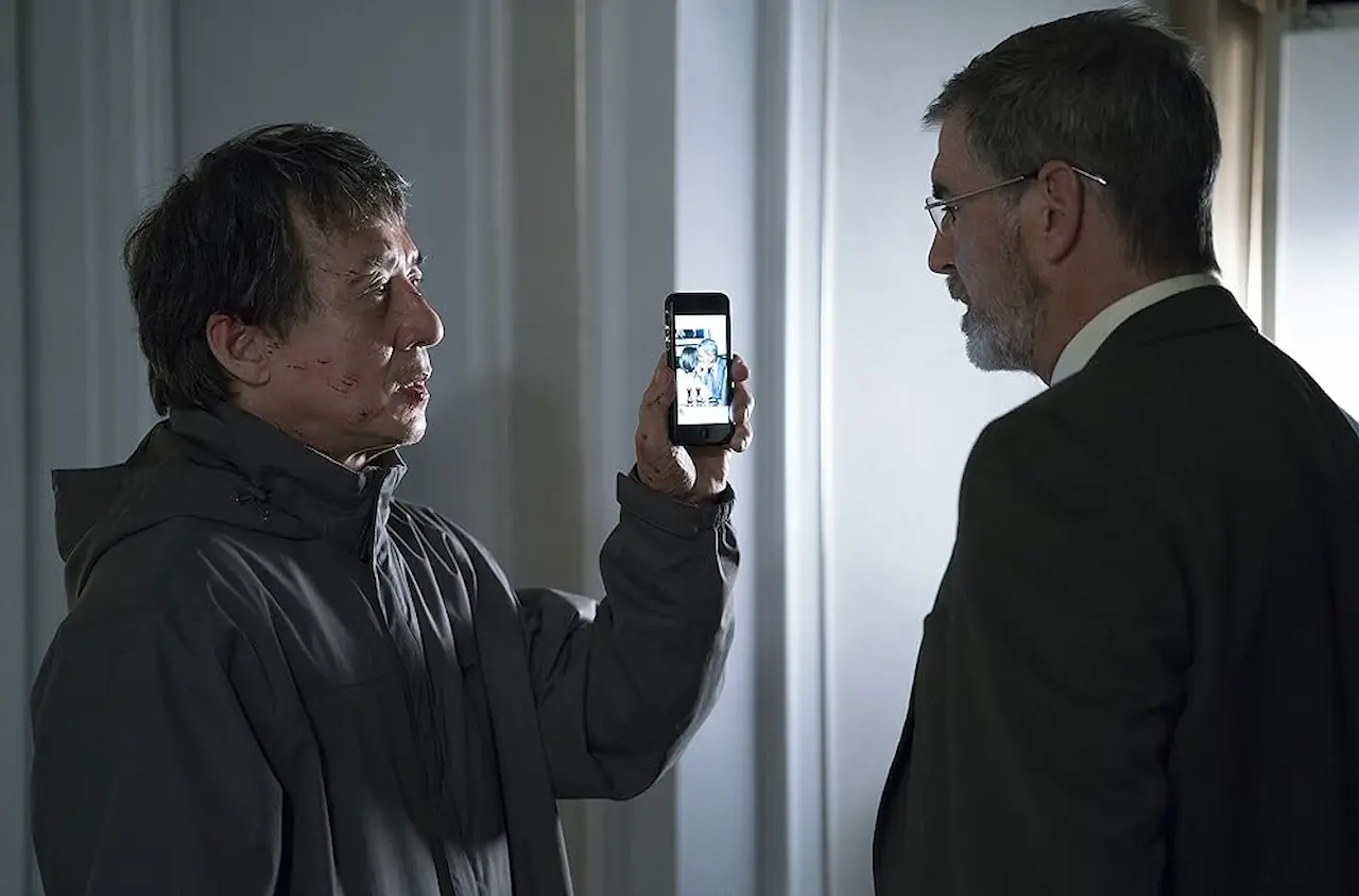 Pierce Brosnan e Jackie Chan in The Foreigner
