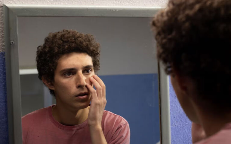 Un’estate fa: recensione del primo episodio della serie con Lino Guanciale e Filippo Scotti