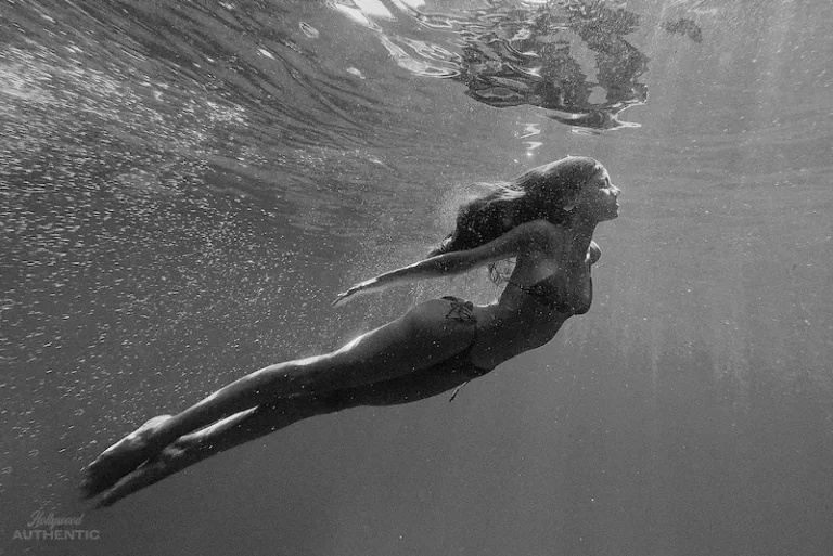 Parthenope: nuova immagine del film di Paolo Sorrentino in concorso a Cannes