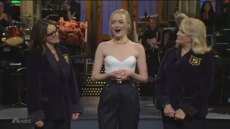Emma Stone accolta nel Five-Timers Club di ‘SNL’ da Tina Fey e Candice Bergen