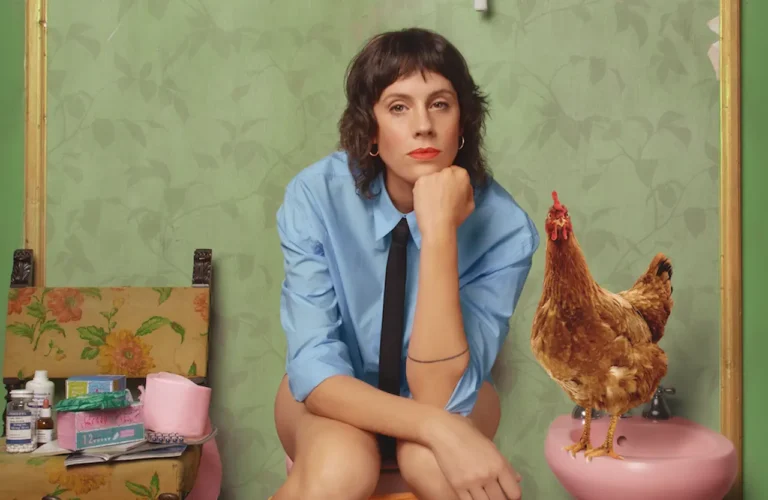 Antonia: il trailer della serie Prime Video sull’endometriosi