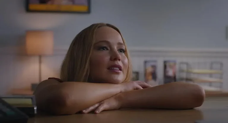 Jennifer Lawrence scherza: “Se non vinco, me ne vado!” ai Golden Globes, poi perde contro Emma Stone