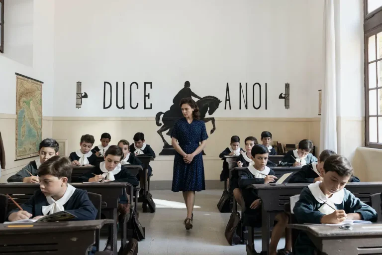 La storia: tutto quello che c’è da sapere sulla nuova serie RAI con Jasmine Trinca e Elio Germano