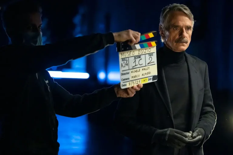 Uomini e Dei. Le Meraviglie del Museo Egizio: il trailer con Jeremy Irons Uomini e Dei. Le Meraviglie del Museo Egizio: il trailer con Jeremy Irons