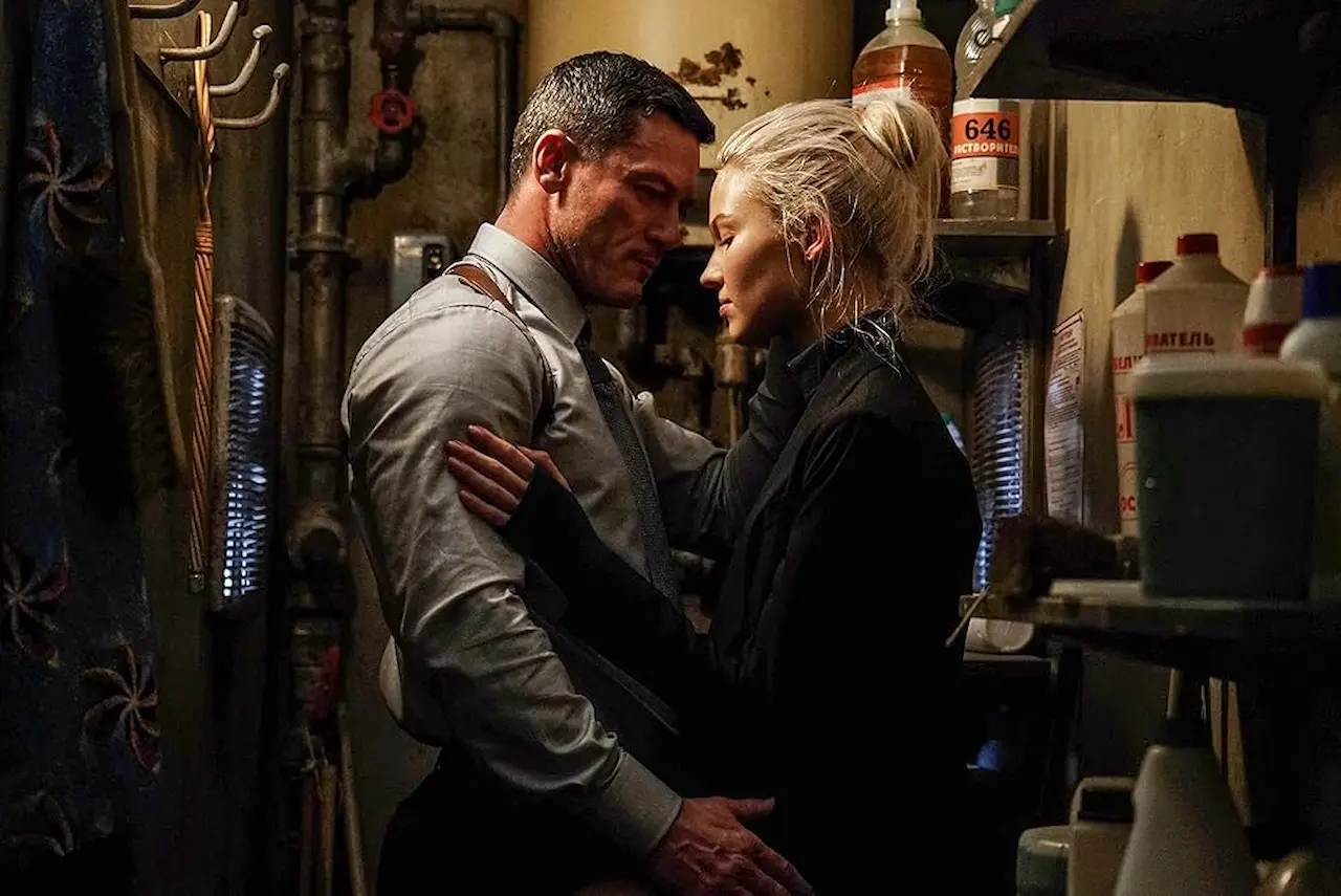 Luke Evans e Sasha Luss in Anna