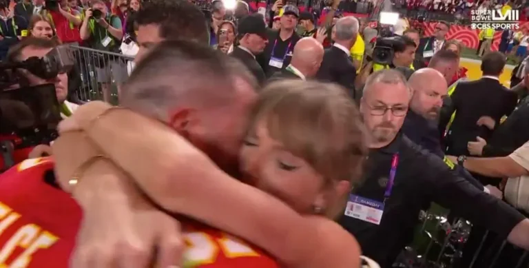 Taylor Swift bacia Travis Kelce sul campo dopo la vittoria dei Chiefs al Super Bowl