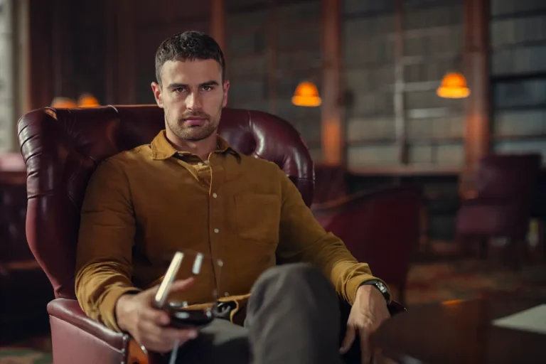 The gentlemen: recensione della serie con Theo James