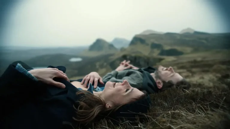 Falling Into Place: recensione del film di e con Aylin Tezel
