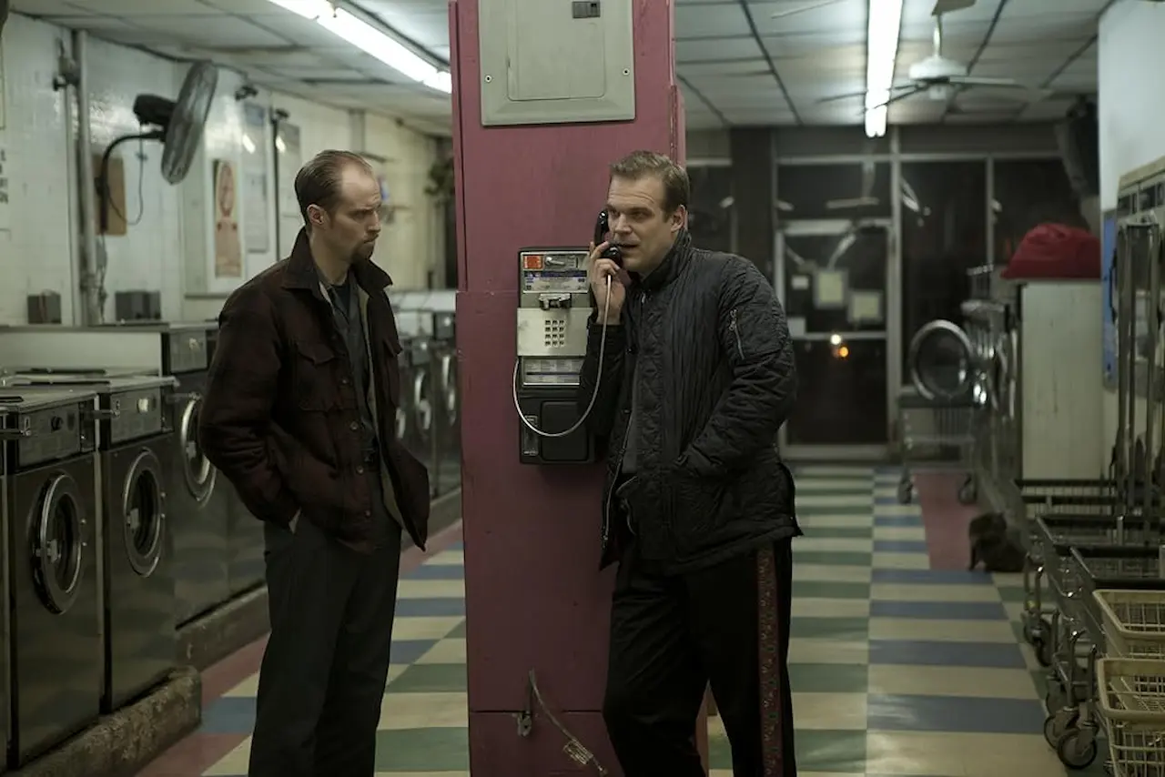 David Harbour e Adam David Thompson in La preda perfetta