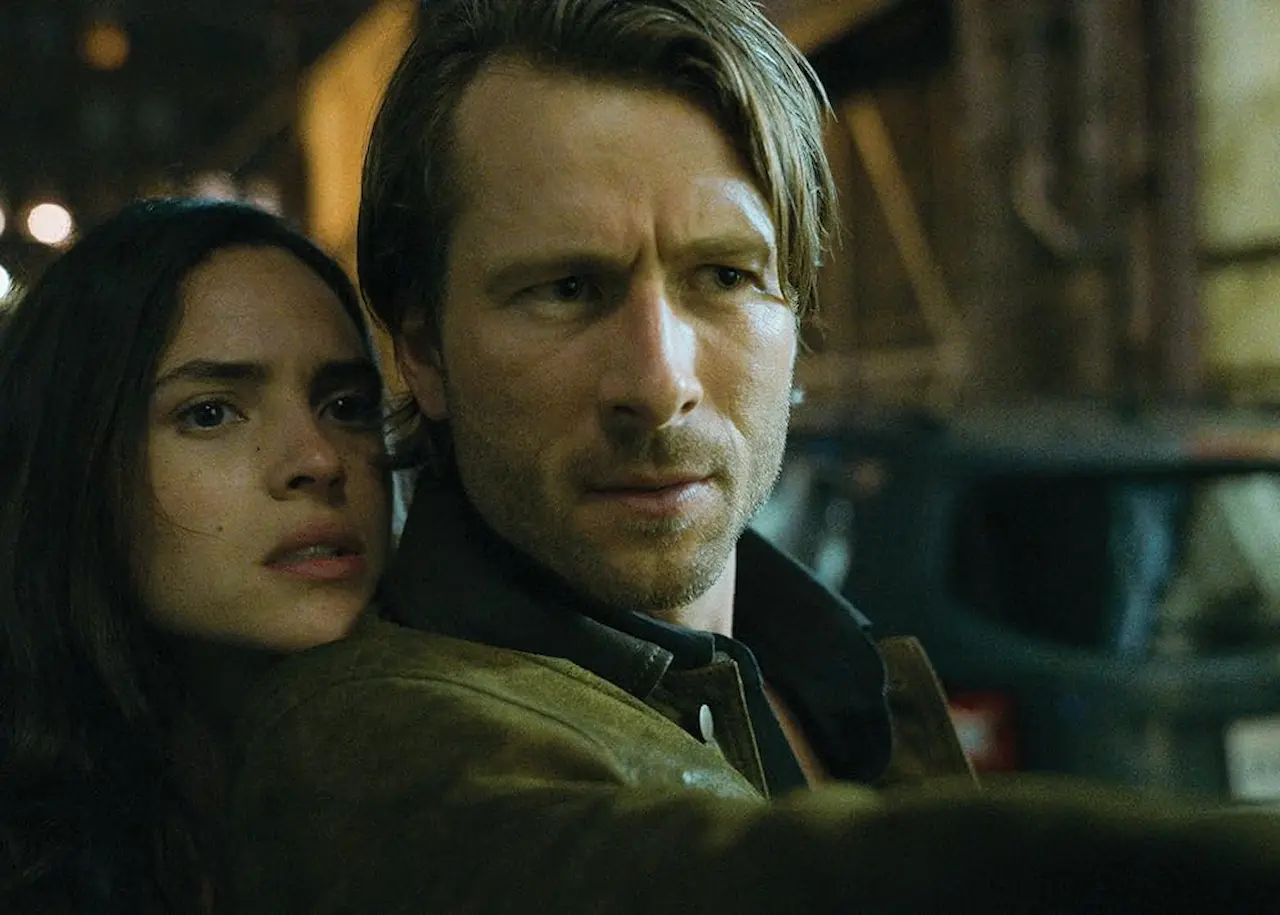 Glen Powell Adria Arjona Hit Man