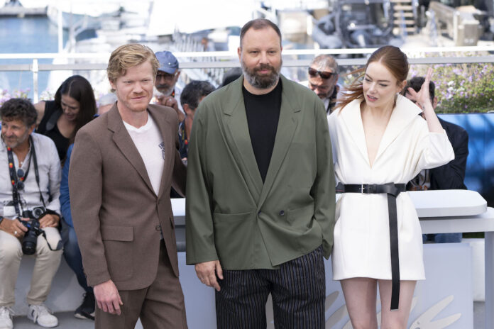 Jesse Plemons, Yorgos Lanthimos e Emma Stone
