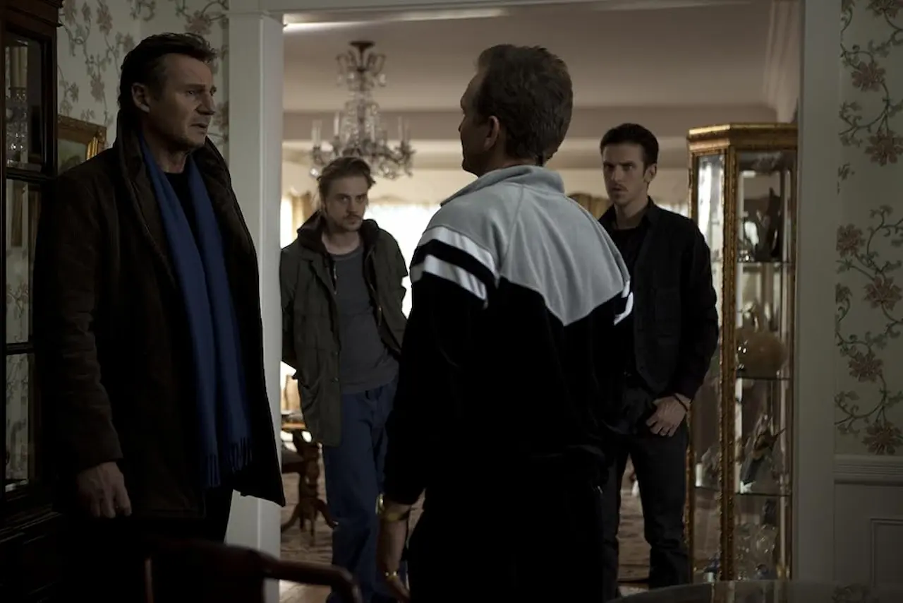 Liam Neeson, Sebastian Roché, Dan Stevens, Eric Nelsen e Boyd Holbrook in La preda perfetta