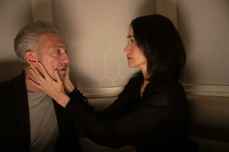The Shrouds: nuove foto del nuovo film di David Cronenberg