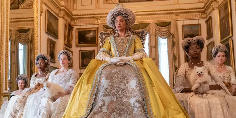 bridgerton-season-1-netflix-queen-charlotte-costume