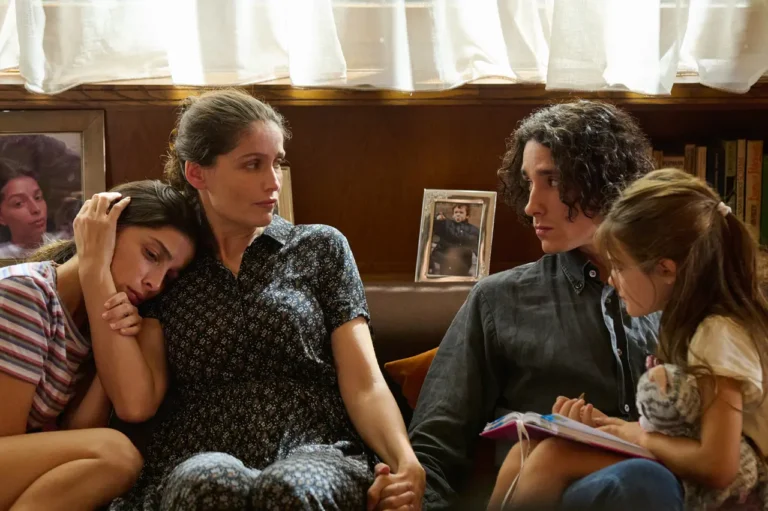 Una Storia Nera, recensione del film con Laetitia Casta e Andrea Carpenzano
