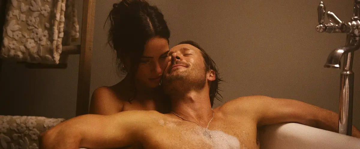 Glen Powell e Adria Arjona in Hit Man - Killer per caso (2023)