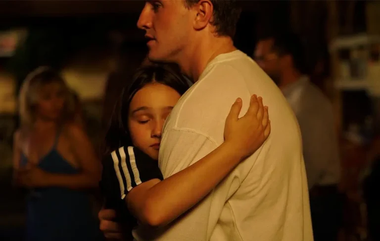Aftersun, la spiegazione del finale: cosa è successo a Calum?