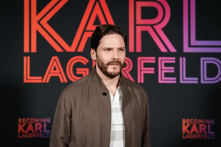 Daniel Brühl: “Karl Lagerfeld era un uomo pieno di contraddizioni”