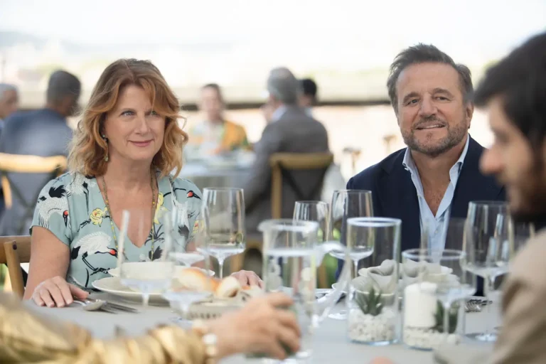 Ricchi a tutti i costi: la recensione del film con Christian De Sica e Angela Finocchiaro