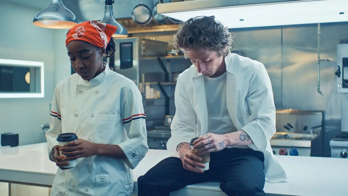 Jeremy Allen White and Ayo Edebiri in The Bear (2022)