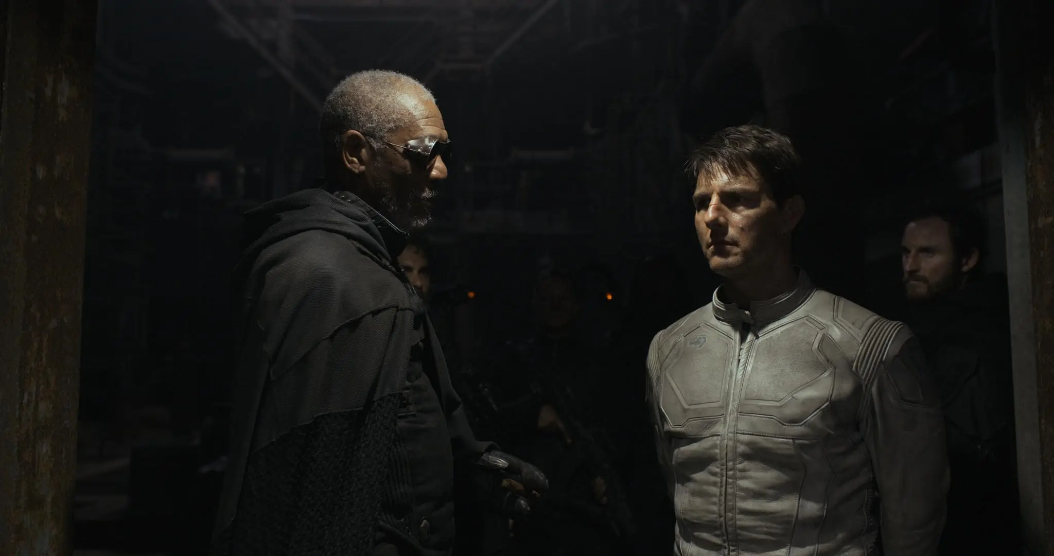 Tom Cruise e Morgan Freeman in Oblivion (2013)