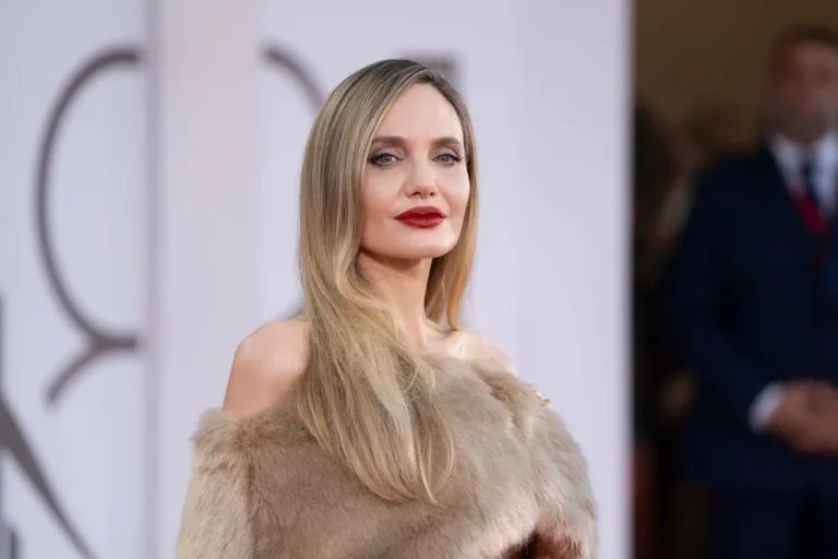 Angelina Jolie, Pablo Larraìn e il cast di Maria sul tappeto rosso di Venezia 81