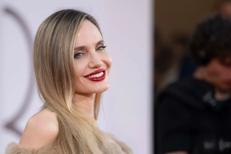 Angelina Jolie protagonista della commedia Anxious People