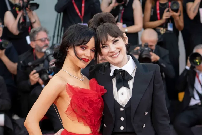 Jenna Ortega e Winona Ryder incantano il red carpet di Venezia 81, le foto