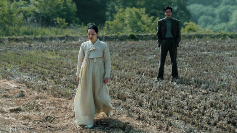 Pachinko - In foto Minha Kim (Sunja) e Lee Minho (Hansu) nell'episodio 3 della Stagione 2.