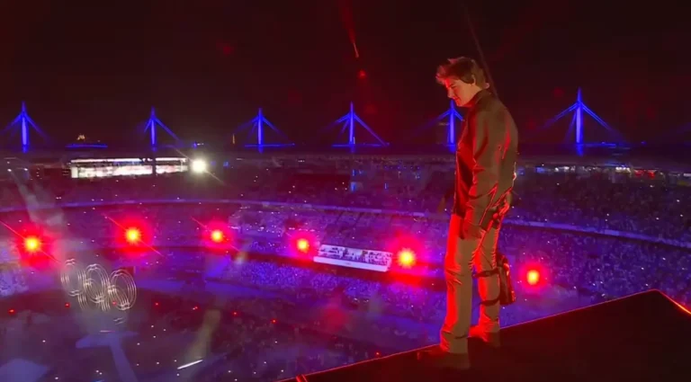 Tom Cruise si lancia dallo Stade de France per la cerimonia di chiusura delle Olimpiadi di Parigi 2024