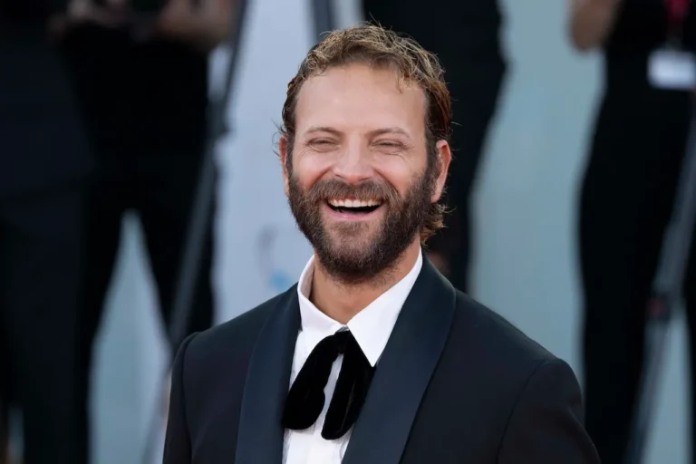 Alessandro Borghi sul red carpet di Venezia 81