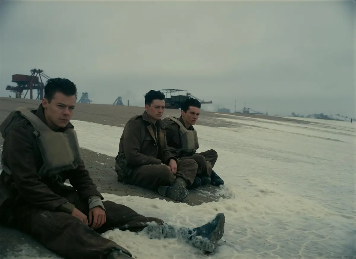 Aneurin Barnard, Harry Styles e Fionn Whitehead in Dunkirk (2017)