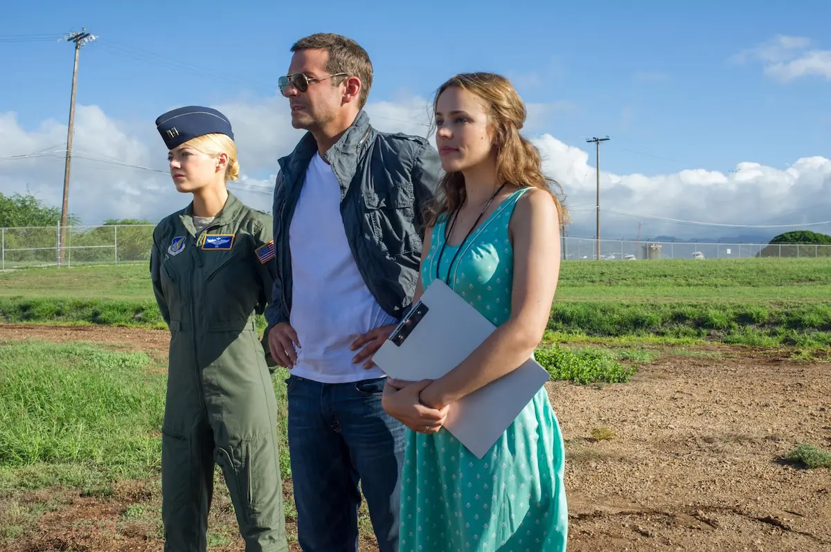 Bradley Cooper, Rachel McAdams e Emma Stone in Sotto il cielo delle Hawaii (2015)