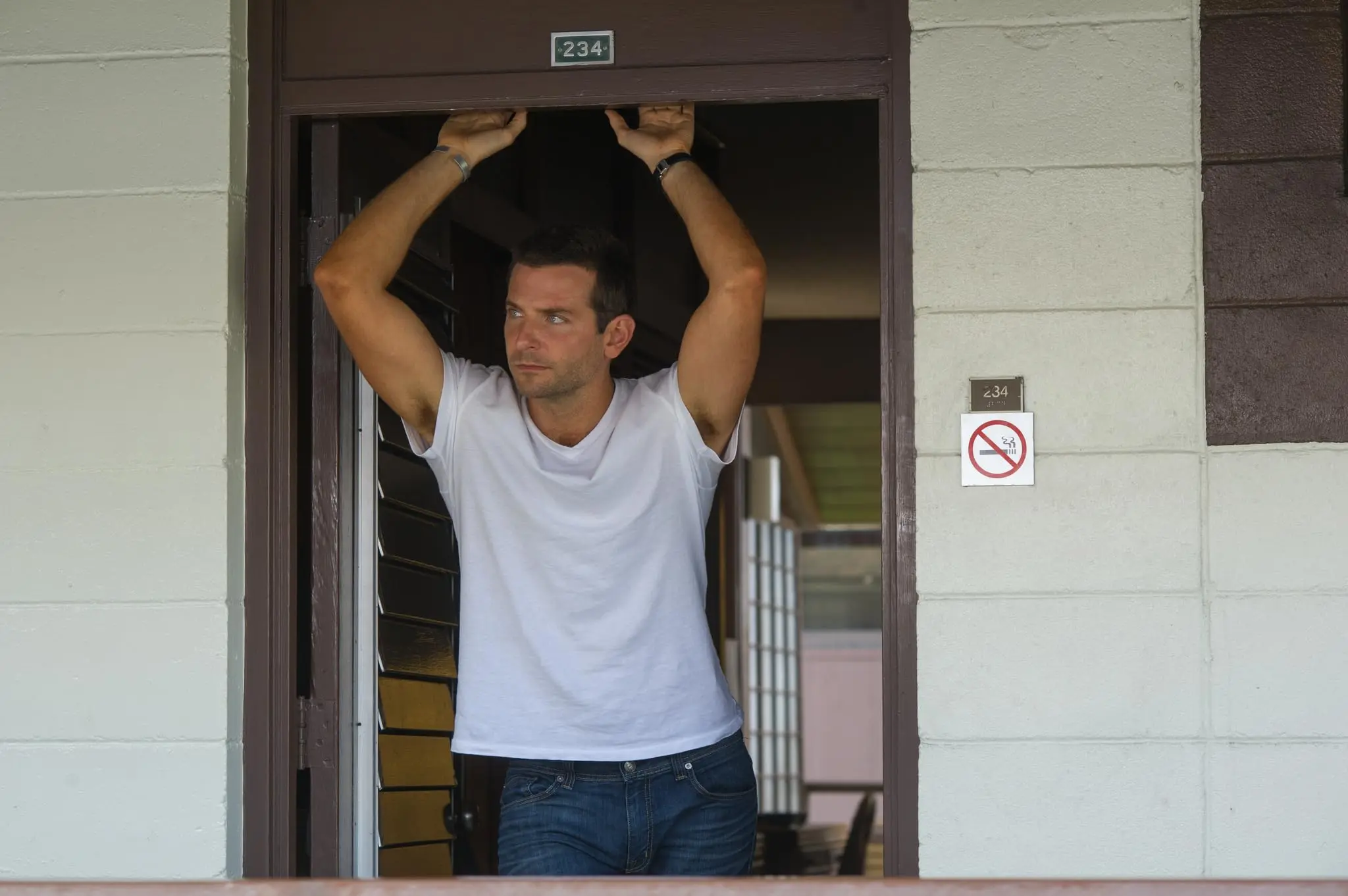 Bradley Cooper in Sotto il cielo delle Hawaii (2015)