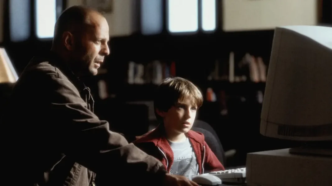 Bruce Willis e Miko Hughes in Codice Mercury