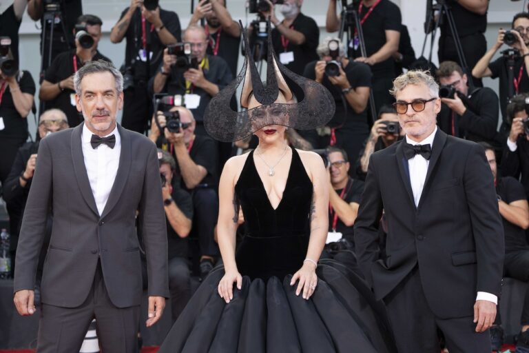Joker: Folie à Deux, Lady Gaga e Joaquin Phoenix nelle foto sul red carpet di Venezia 81