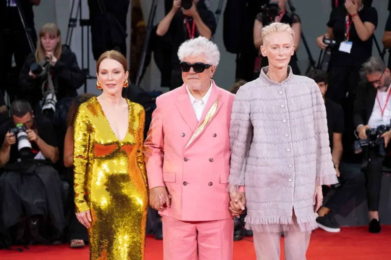 Tilda Swinton, Julianne Moore e Pedro Almodovar nelle foto da Venezia 81