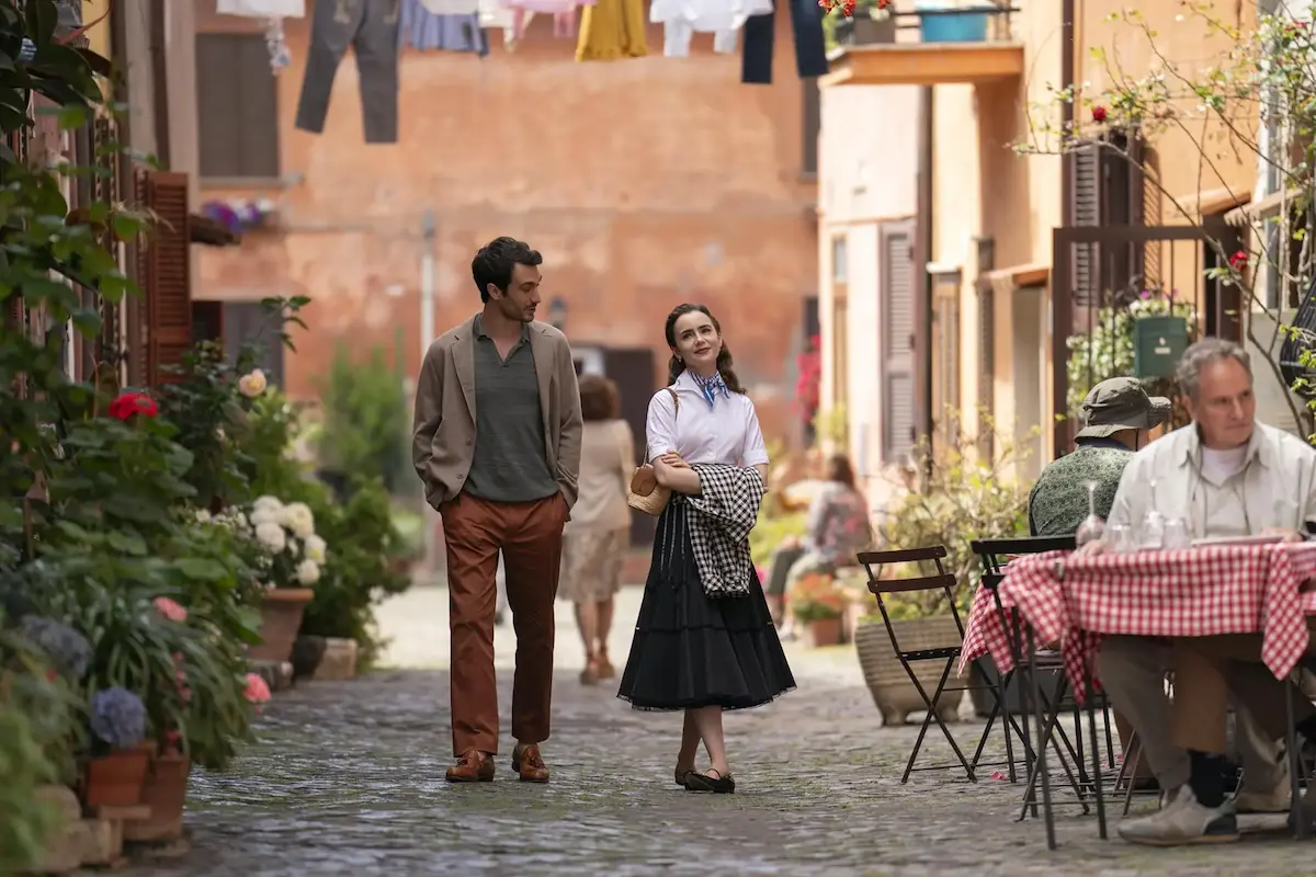 Lily Collins e Eugenio Franceschini in Emily in Paris - stagione 4 parte 2
