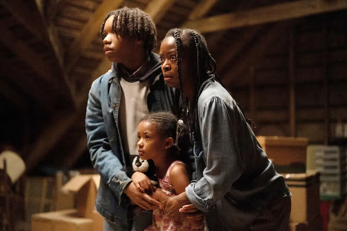 Peyton Jackson e Danielle Deadwyler in The Woman in the Yard