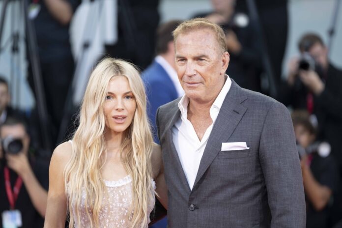 Sienna Miller e Kevin Costner