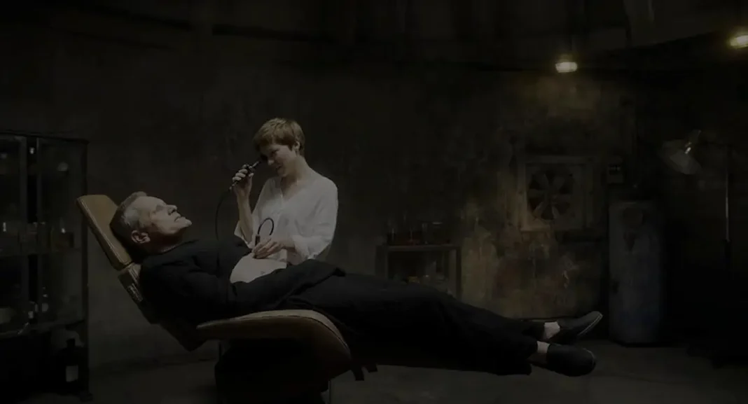 Viggo Mortensen e Léa Seydoux in Crimes of the Future