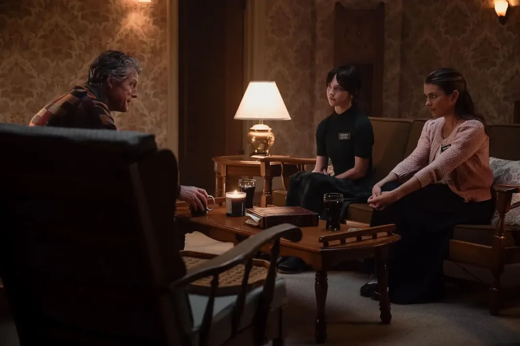 Chloe East e Sophie Thatcher in Heretic (2024)