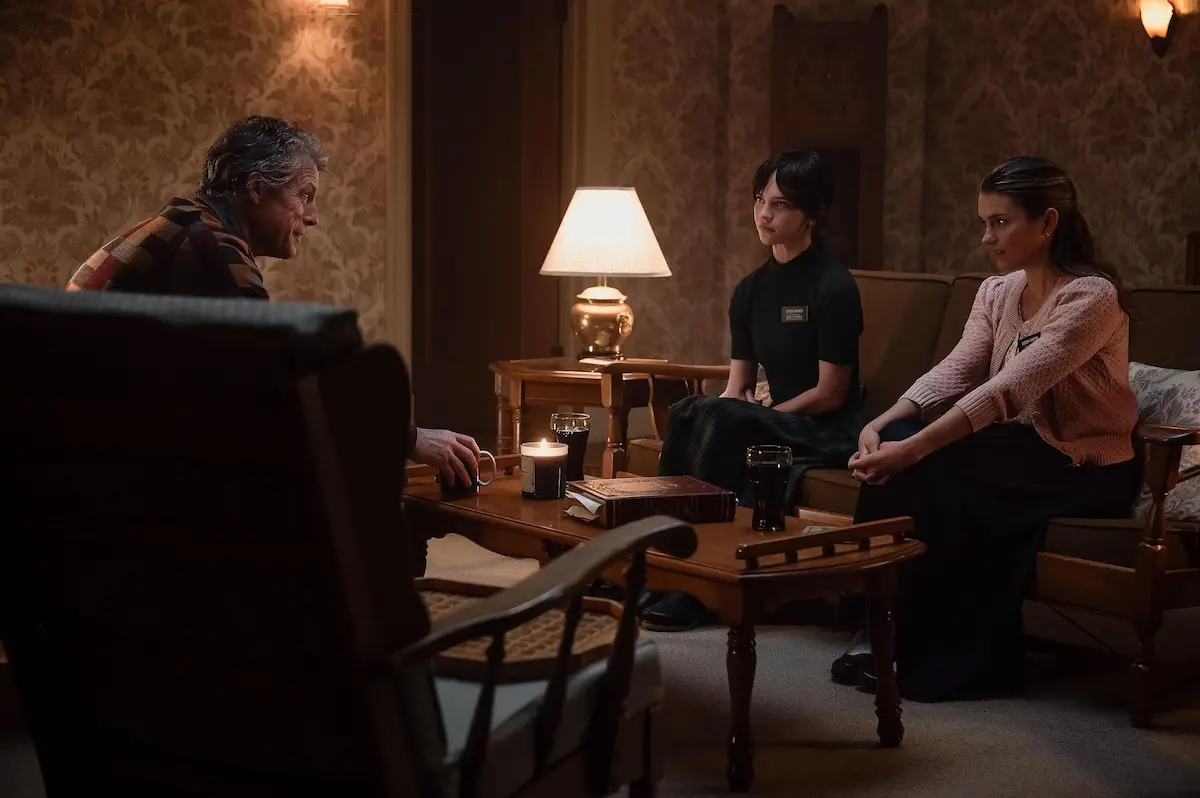 Chloe East e Sophie Thatcher in Heretic (2024)