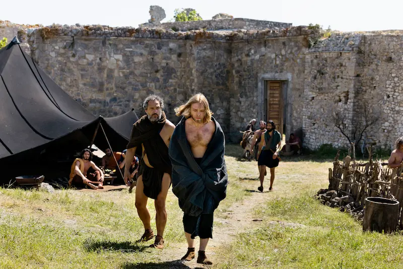 Claudio Santamaria e Charlie Plummer in The Return