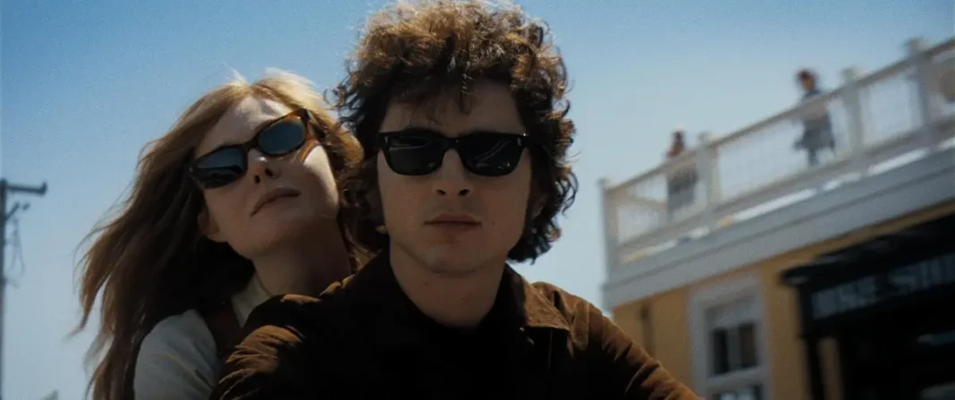 Elle Fanning e Timothee Chalamet in A Complete Unknown