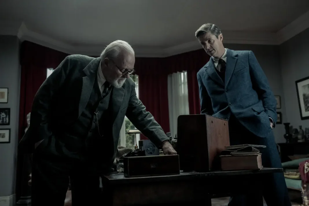 Anthony Hopkins e Matthew Goode in Freud - l'ultima analisi