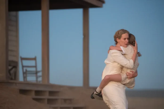 Sarah Paulson e Emily Katherine Ford in Hold Your Breath